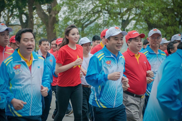 Hoa hau Ky Duyen dep rang ngoi trong Ngay chay Olympic-Hinh-8